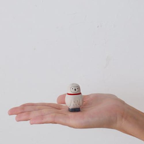 Figurine en bois - Bébé chouette écharpe rouge - Image 5