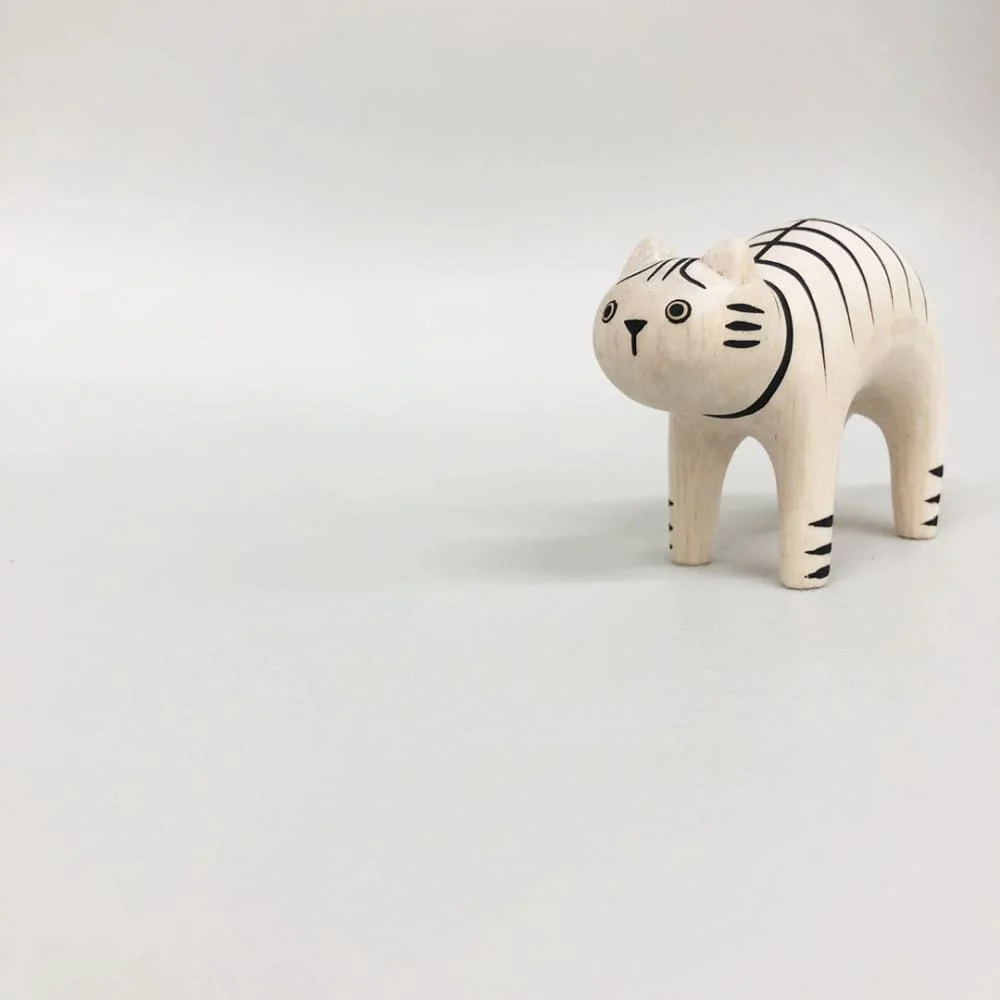 Figurine en bois - Chat tigré - Image 7