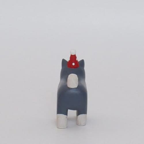Figurine en bois - Chiot Shiba inu avec chapeau de fête - Image 4