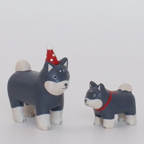 Figurine en bois - Chiot Shiba inu avec chapeau de fête - Image 6