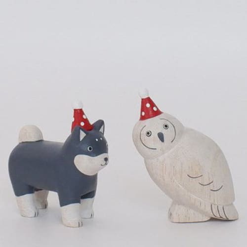 Figurine en bois - Chiot Shiba inu avec chapeau de fête - Image 7