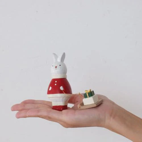 Figurine en bois Noël - Lapin avec cadeau de Noël - Image 5