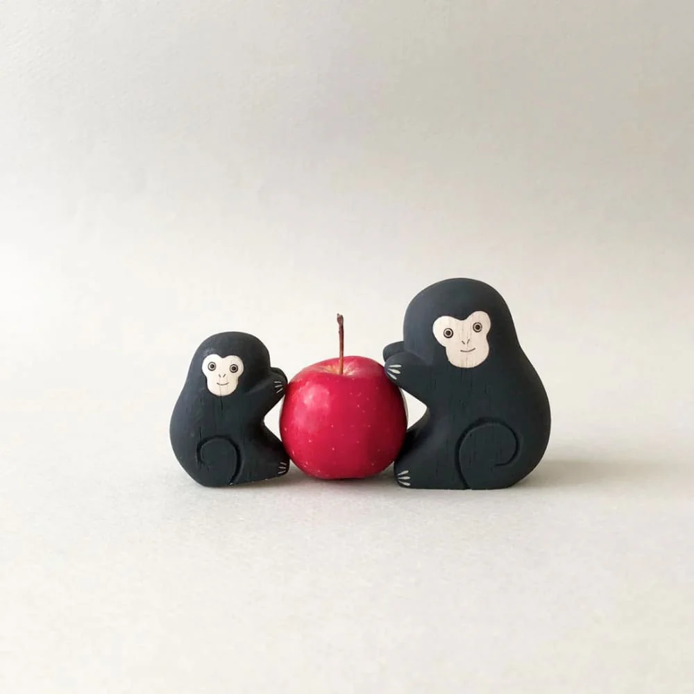 Figurine Enfant Singe en Bois - Image 7