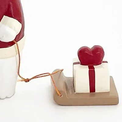 Figurine en bois – Ours polaire Père Noël avec cœur - Image 5