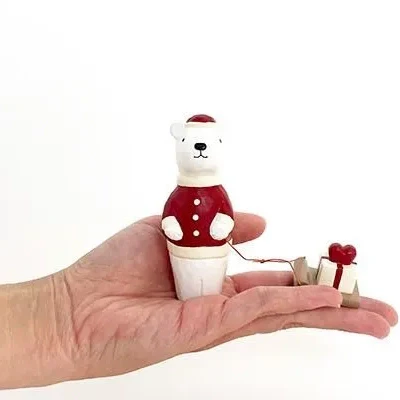 Figurine en bois – Ours polaire Père Noël avec cœur - Image 6