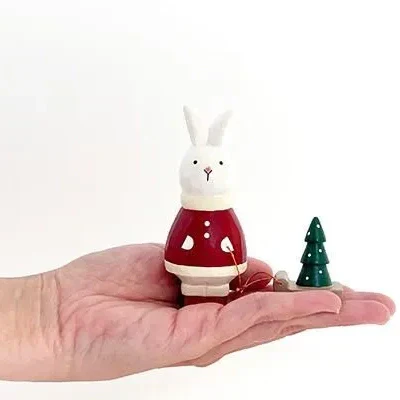 Figurine en bois – Lapin Père Noël - Image 6