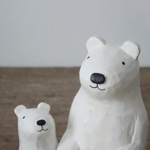 Figurine en bois – Ours polaire espiègle (enfant) - Image 3
