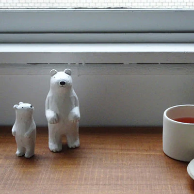 Figurine en bois – Ours polaire espiègle (parent) – Collection Animaux en bois - Image 2