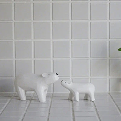 Figurine en bois – Ours polaire en promenade parent - Image 2